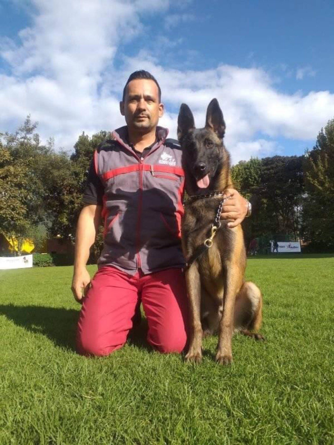 Alex Salazar con perro de trabajo