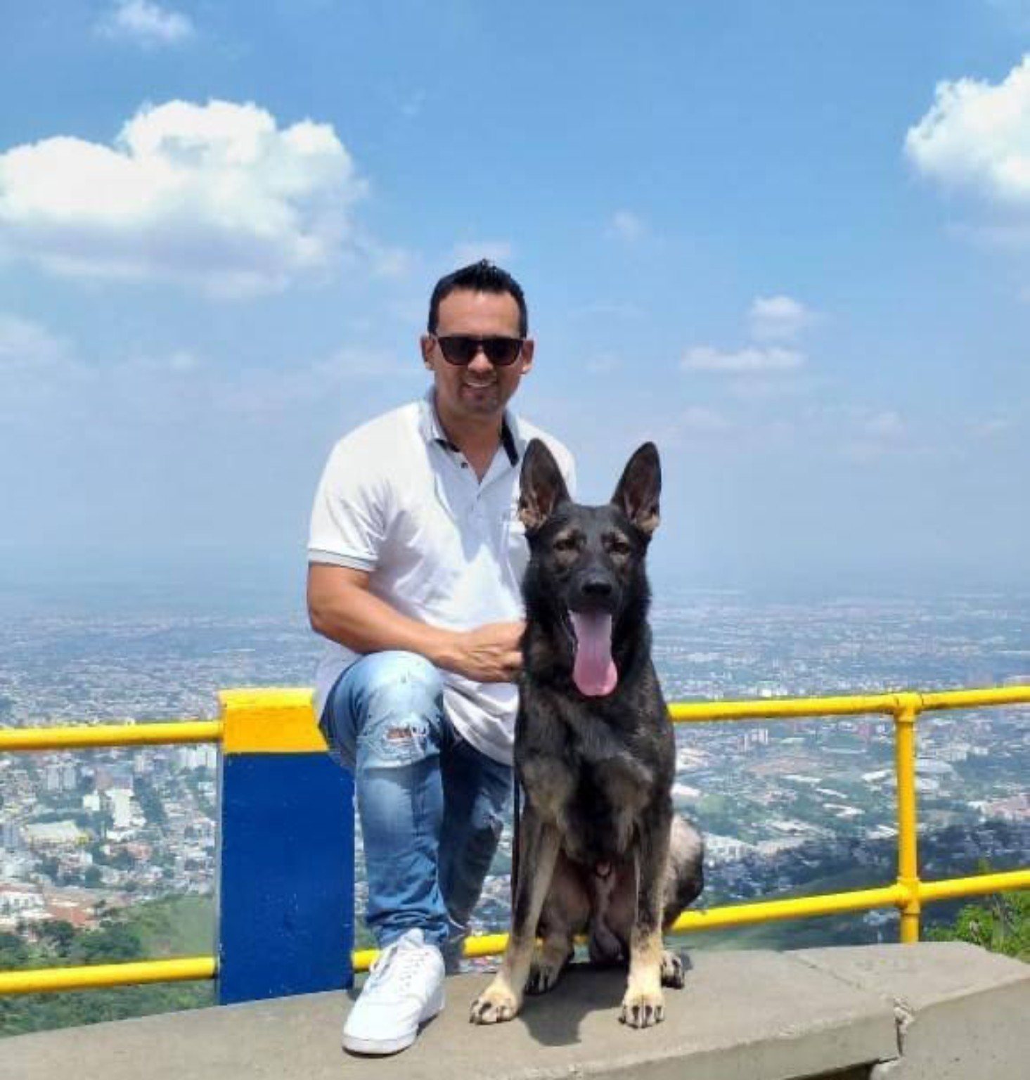 Alex Salazar con perro de trabajo